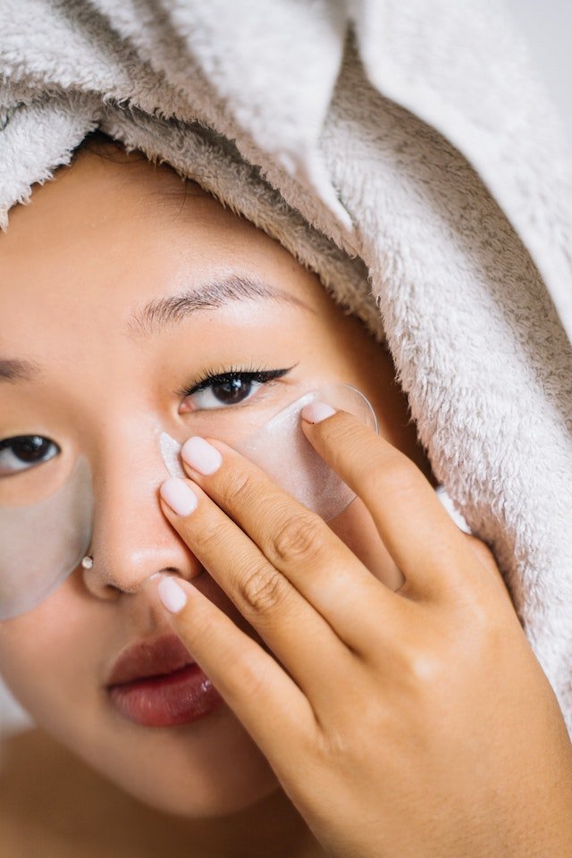 woman using eye masks